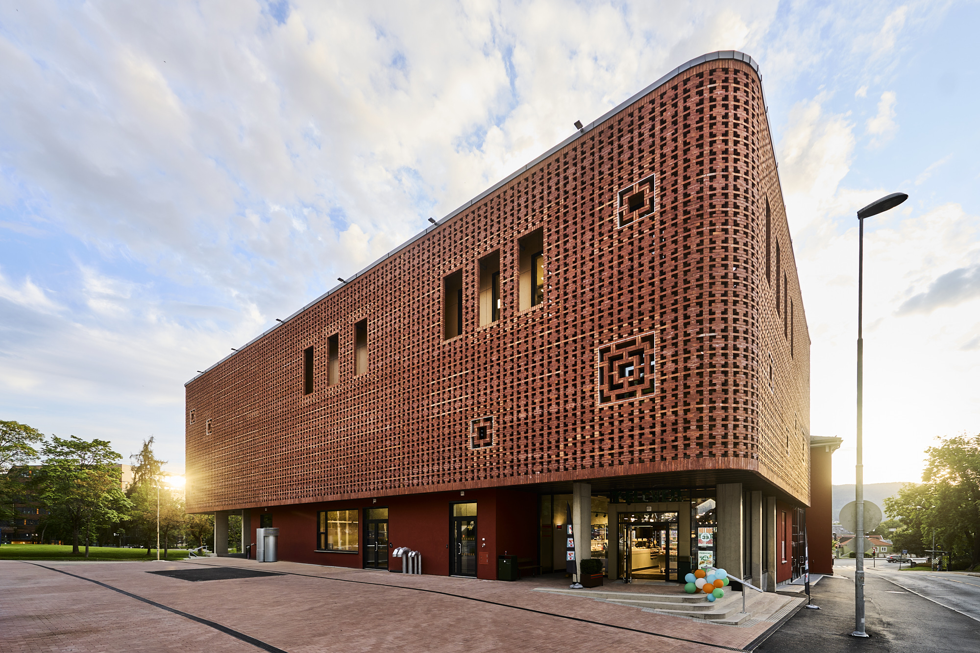 Studentengesellschaft - Eine einzigartige Erweiterung im Bestand .